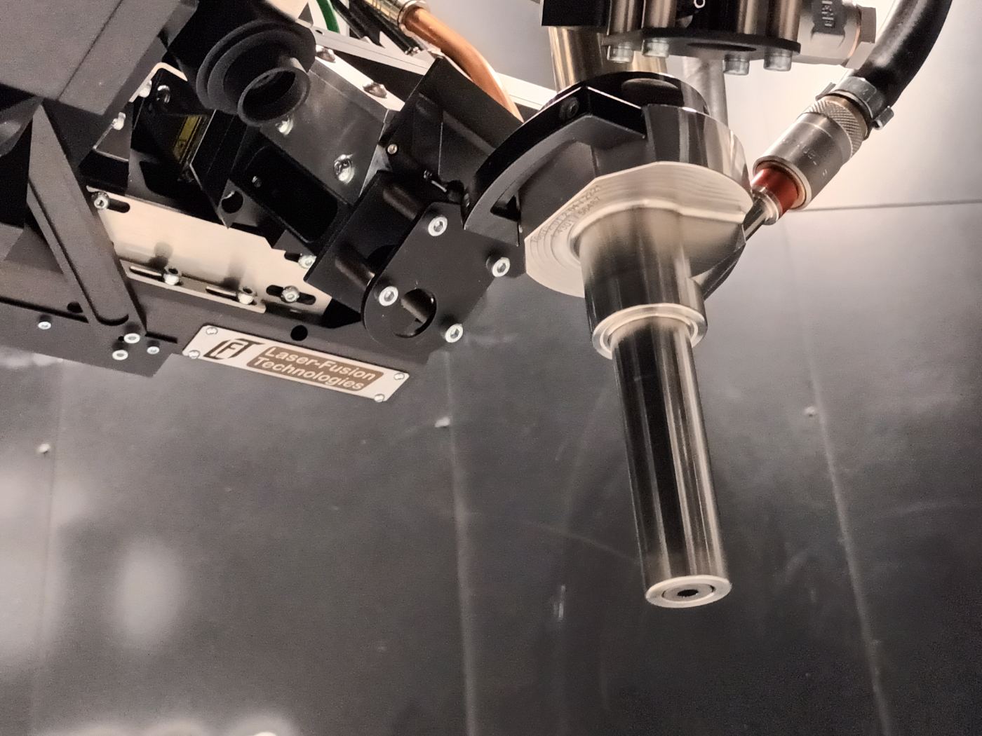 LACS deposition head — integrated cold-spray nozzle, laser optics and powder feed
